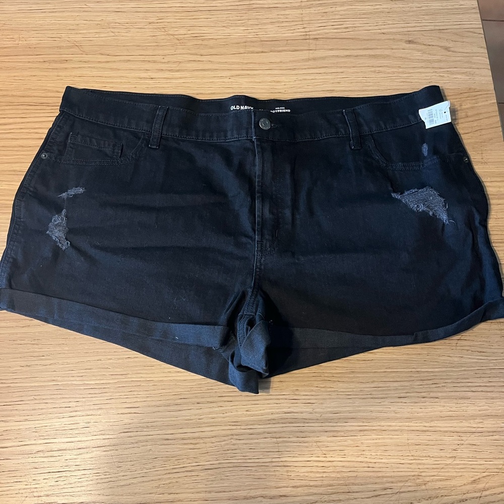 Old Navy Mid-Rise Boyfriend Distressed Jean Shorts. 
Black. 20.